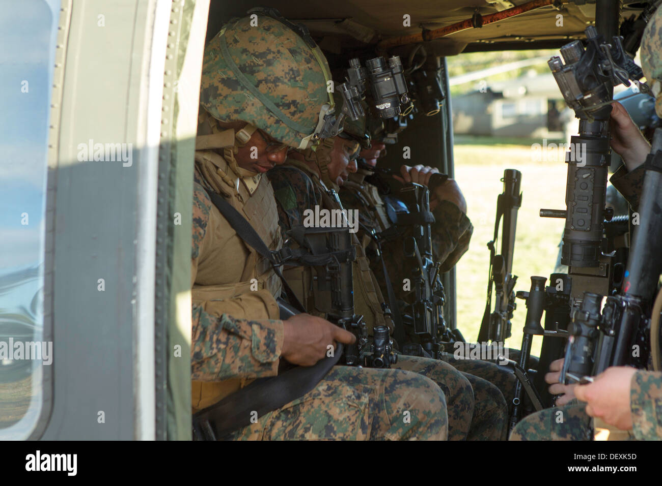 Correa de Marines del ejército de los Estados Unidos en un helicóptero Black Hawk UH-60 del 12 de septiembre en Camp Schwab durante una parte del ejercicio Lejeune II-asalto aéreo conjunto de capacitación. Esta parte del ejercicio estaba destinado a familiarizar a los Infantes de Marina con helicóptero operacional Foto de stock