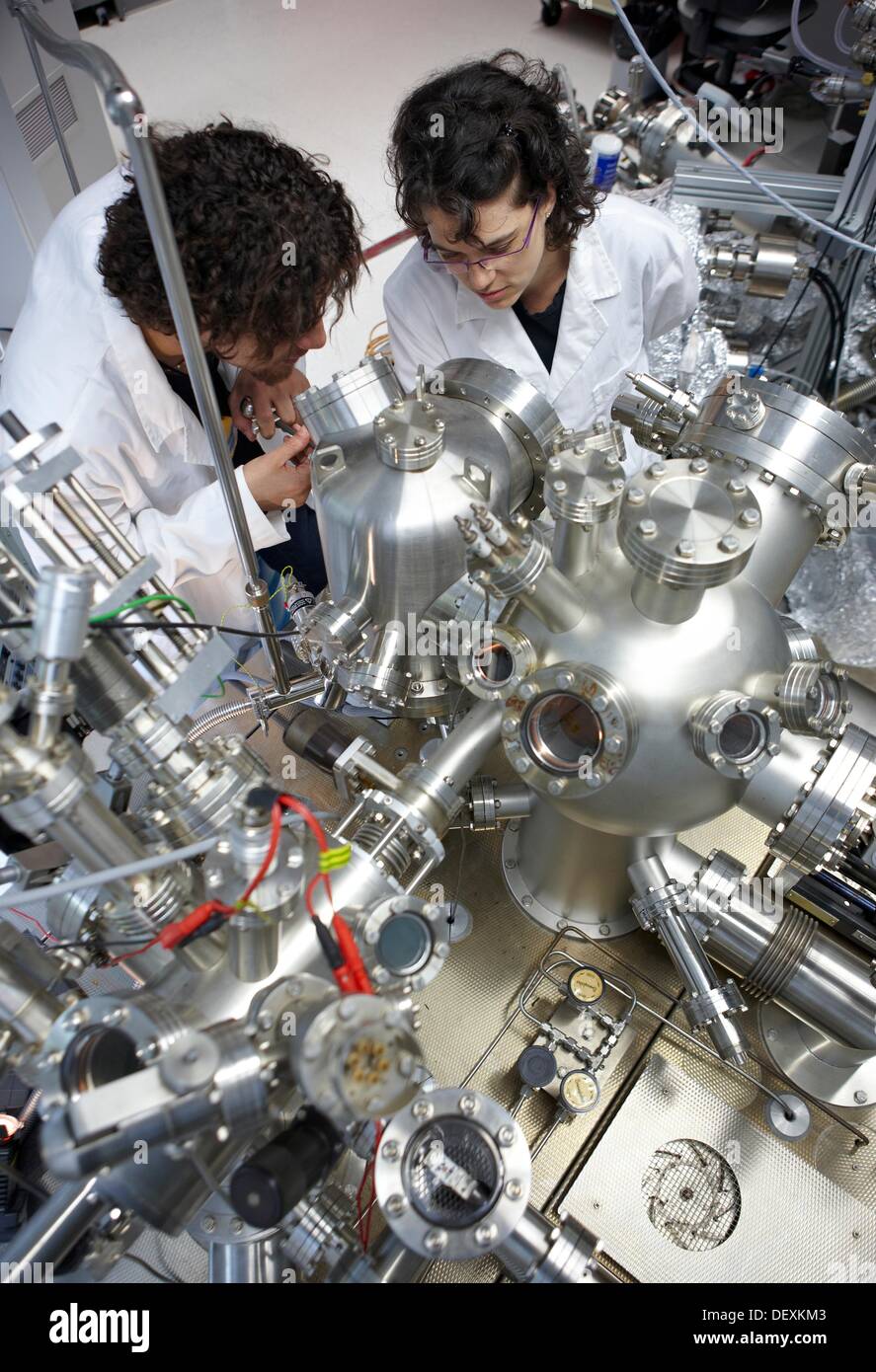 Microscopio de efecto túnel (STM) de ultra alto vacío (UHV), nanofísica,  Laboratorio de Física de Materiales Centro mixto es un Fotografía de stock  - Alamy