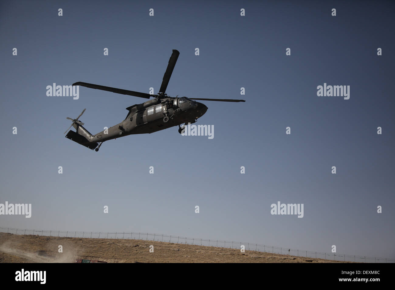 Un ejército de los EE.UU. UH-60 Blackhawk se prepara para aterrizar en la base de operaciones avanzada Shank, Afganistán, el 18 de septiembre de 2013, para el transporte de afganos y miembros del servicio estadounidense a un lugar de entrenamiento. Foto de stock