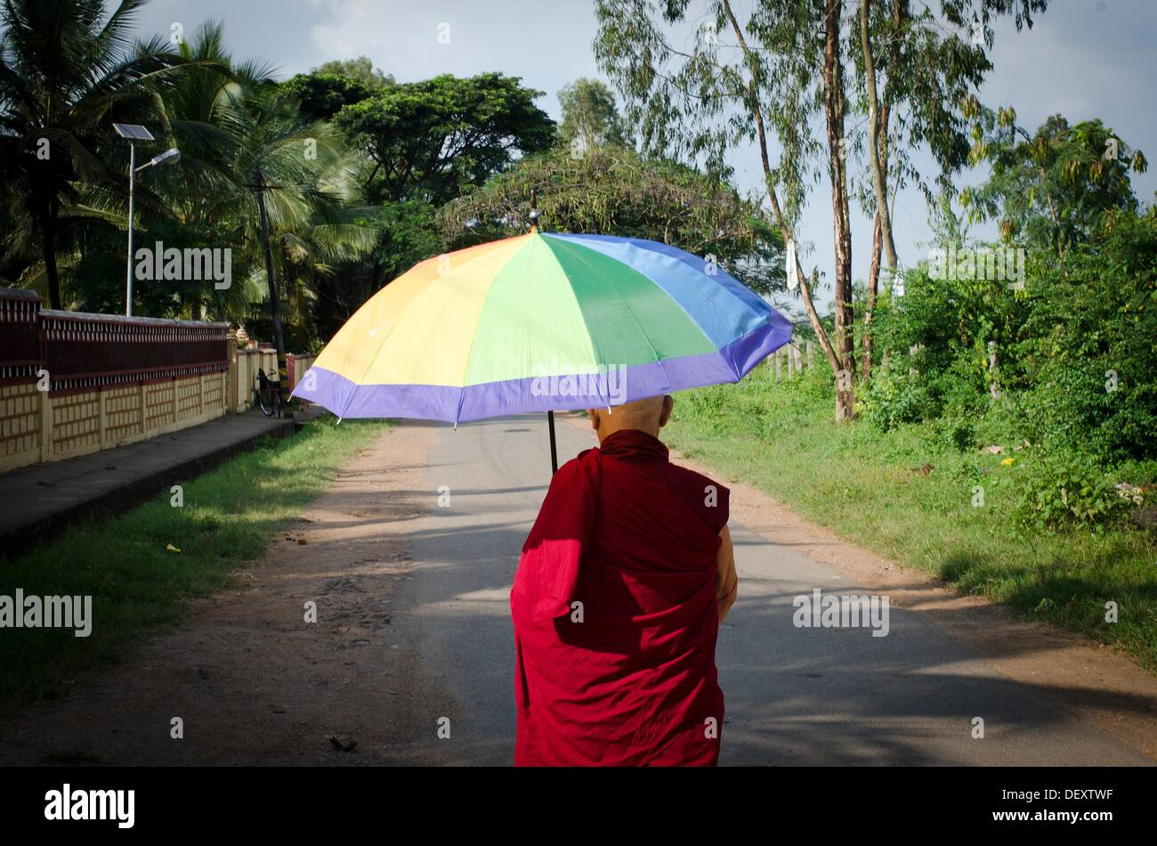 Monje budista tibetano, paseando, paseo, campo, meditacion, tranquilidad, ocio, mungod, Karnataka, India, Asia, campamento de Foto de stock
