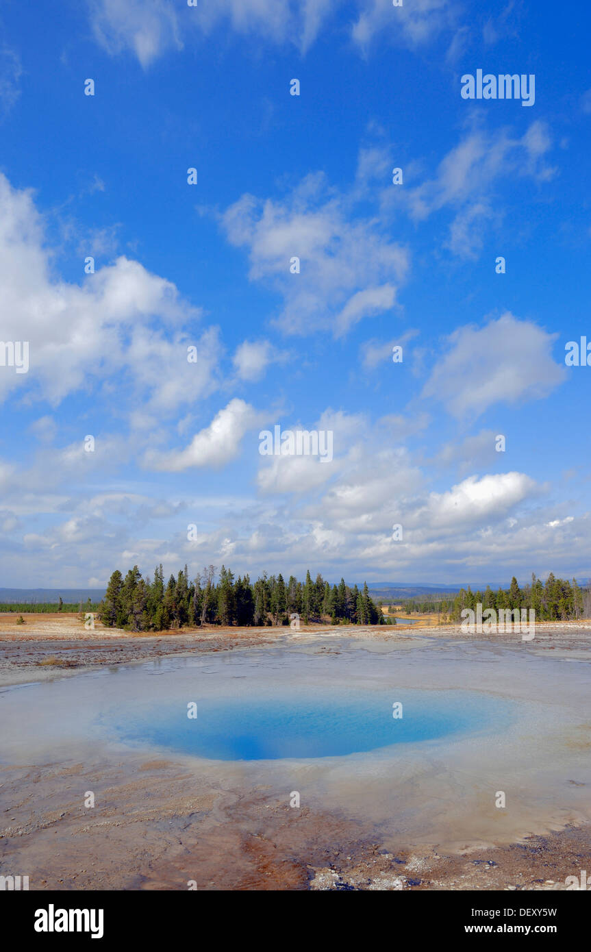 Opal piscina, aguas termales, Midway Geyser Basin, el Parque Nacional Yellowstone, Wyoming, EE.UU. Foto de stock