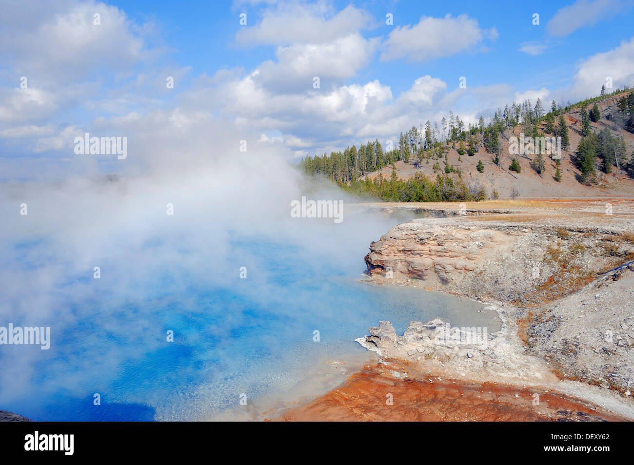 Excelsior Geyser, Midway Geyser Basin, el Parque Nacional Yellowstone, Wyoming, EE.UU. Foto de stock