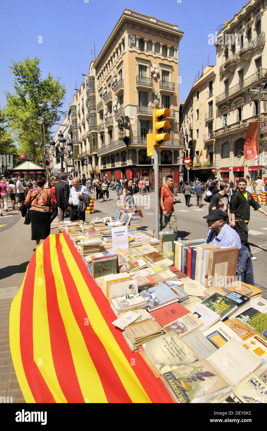 Reservar puestos en La Rambla, St George's día festivo Catalán, Barcelona. Cataluña, España Foto de stock