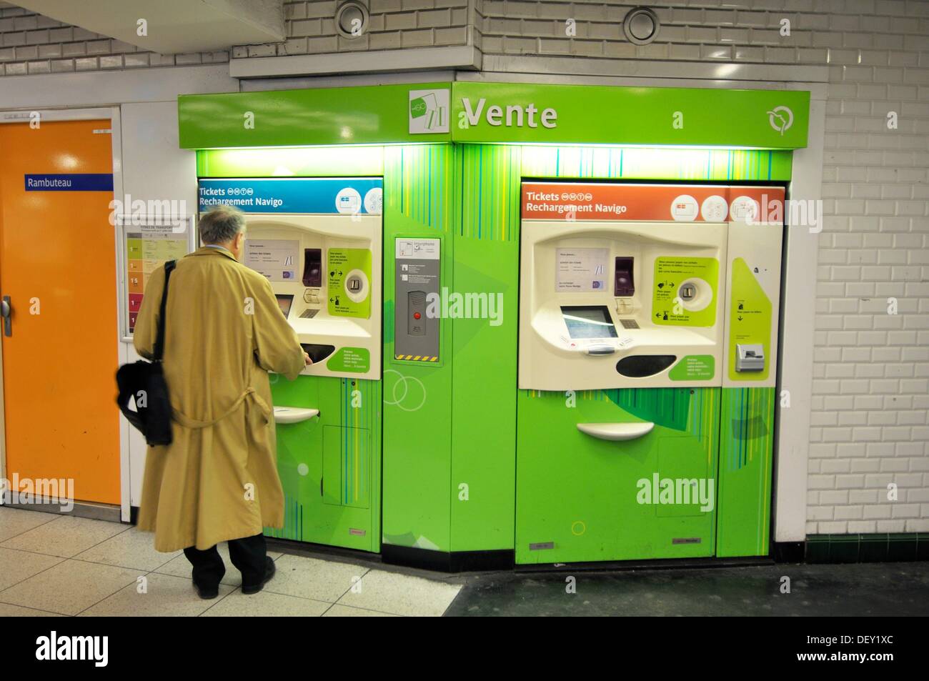 Máquina expendedora de billetes en la estación de metro, París, Francia  Fotografía de stock - Alamy