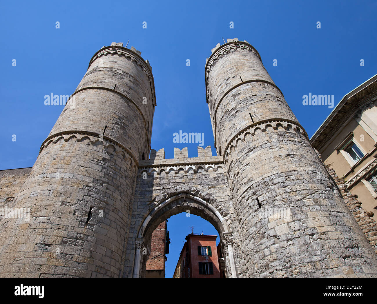 Torres medievales de Porta Soprana gates (circa XI c.). Génova, Italia. Foto de stock