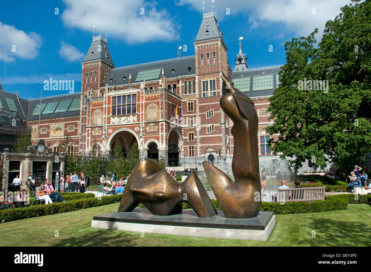 La figura yacente de dos piezas cortadas 1979 Henry Spencer Moore 1898 - 1986 English escultor Inglaterra Rijksmuseum Amsterdam Países Bajos Foto de stock