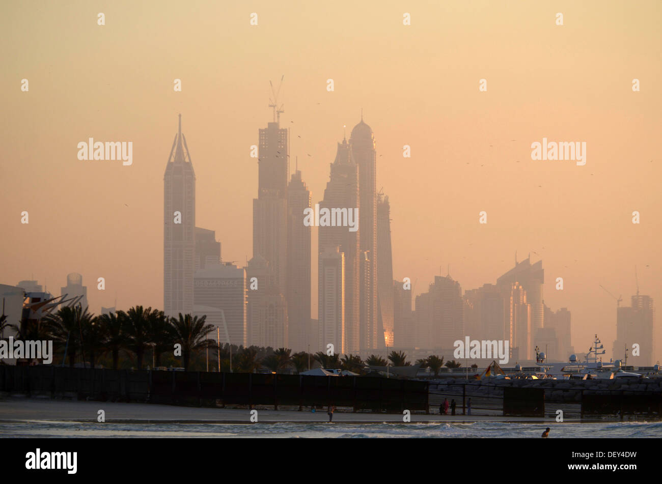 Horizonte de Dubai Marina, al anochecer, el emirato de Dubai, Emiratos Árabes Unidos. Foto de stock