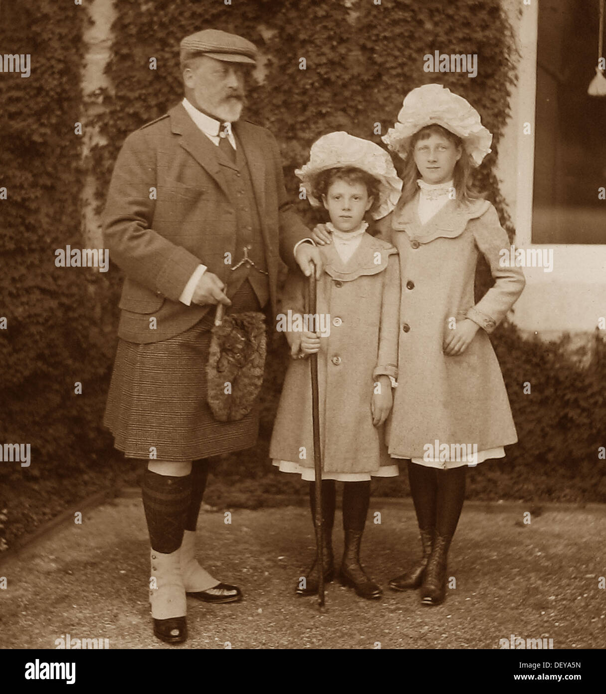 King Edward VII y Maud y Alexandra Duff en 1904 Foto de stock