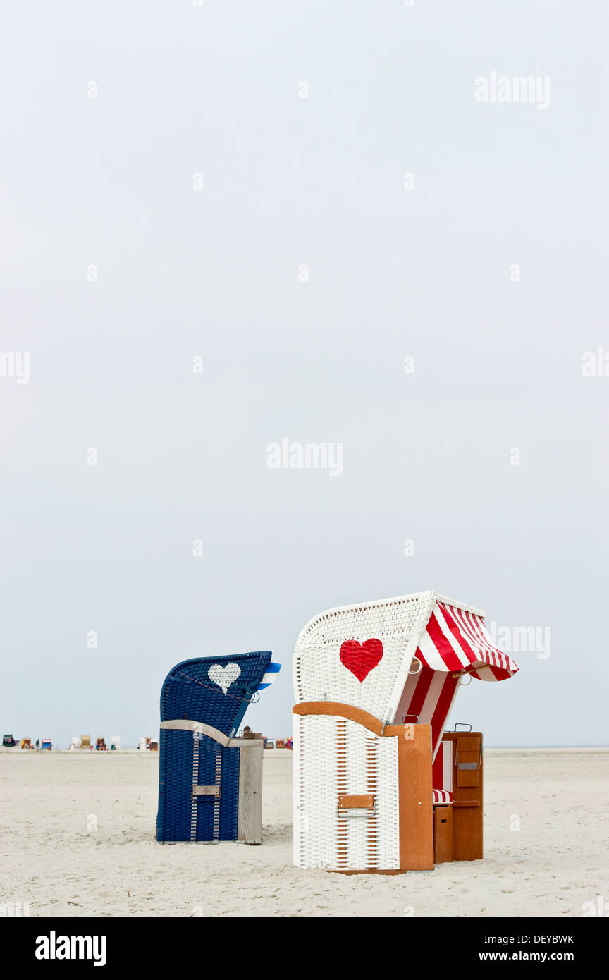 Sillas de playa de mimbre cubierto con corazones, en Kniepsand Norddorf, Amrum, Frisia septentrional, Schleswig-Holstein Foto de stock