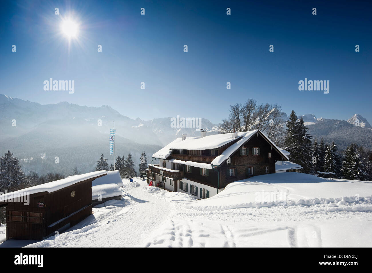 Paisaje nevado y mountain inn, región Werdenfelser Land en espalda, Eckbauer, Garmisch-Partenkirchen, Alta Baviera, Baviera Foto de stock