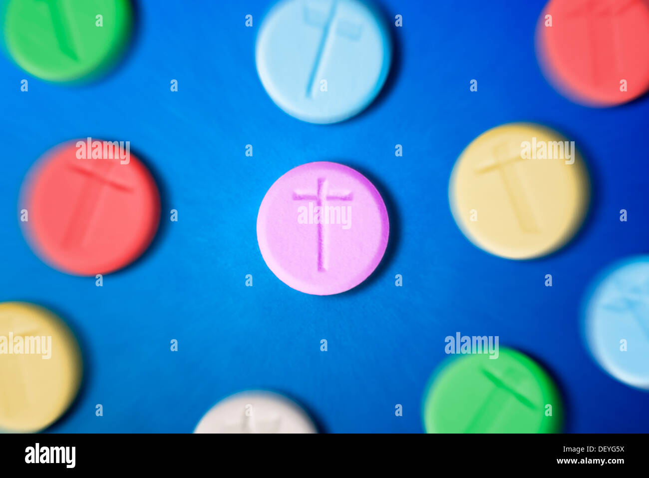 Las píldoras con cruz, diseñador de drogas, Pillen mit Kreuz, Designerdrogen Foto de stock