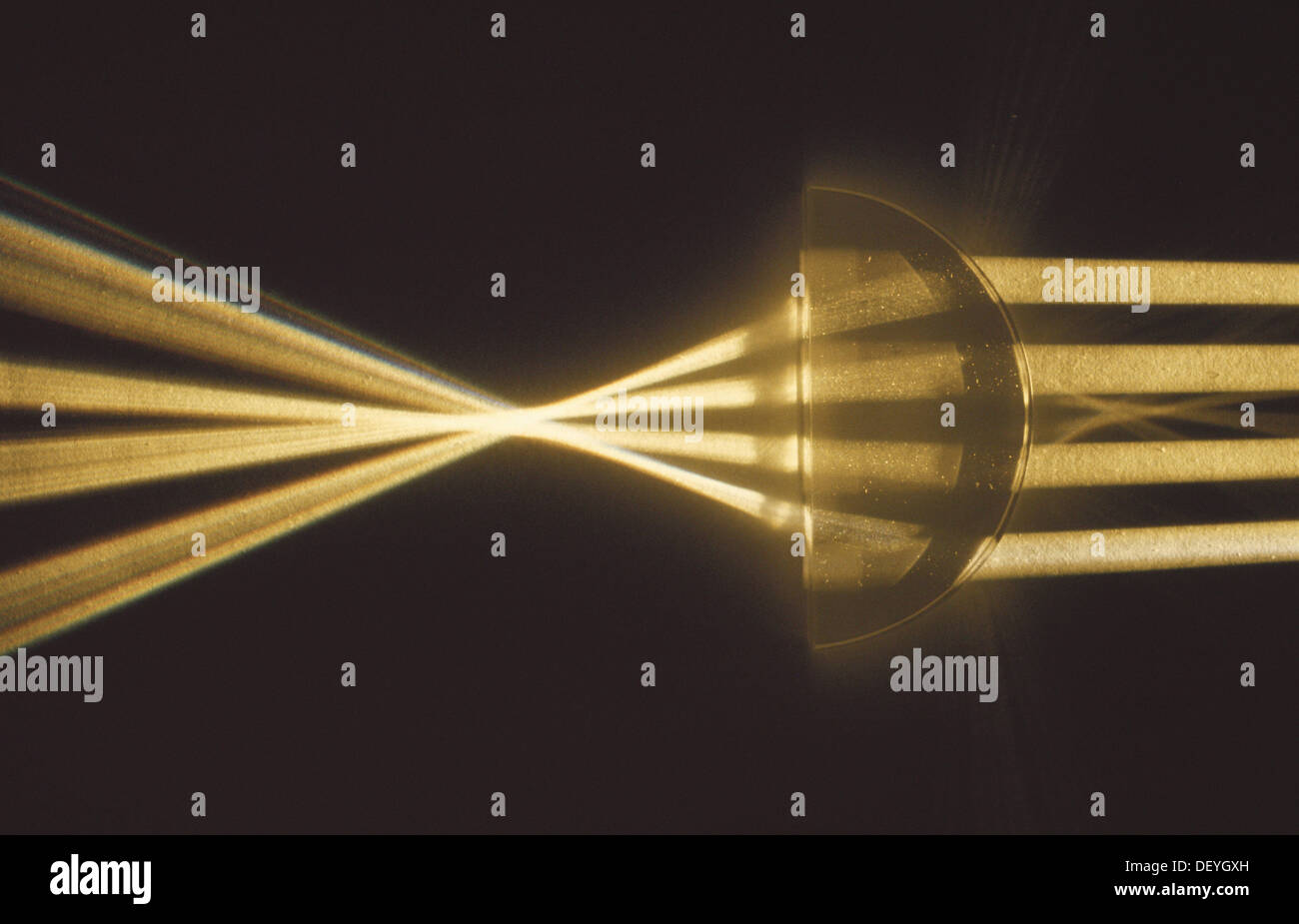 Los rayos de luz en un Plano-Convex Lente: Lente plano convexa típico tiene  un lado positivo y uno semiesférica de cara plana Fotografía de stock -  Alamy