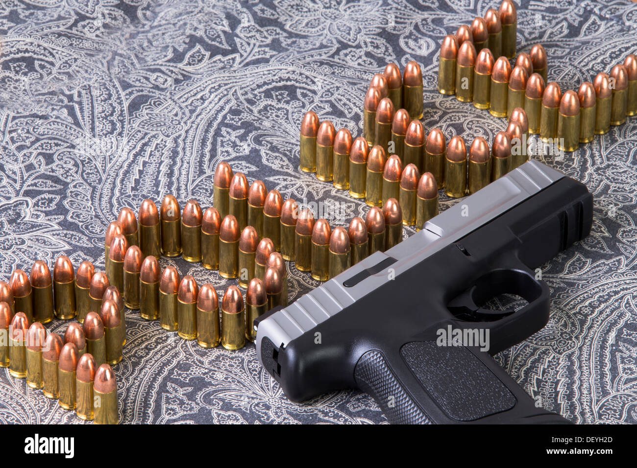 Escritura de la policía con balas y una pistola semiautomática junto a ella Foto de stock