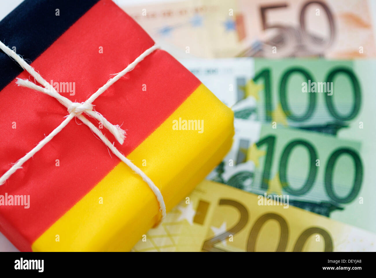 Parcela en colores nacionales alemanes sobre billetes, imagen simbólica del paquete de austeridad alemana Foto de stock