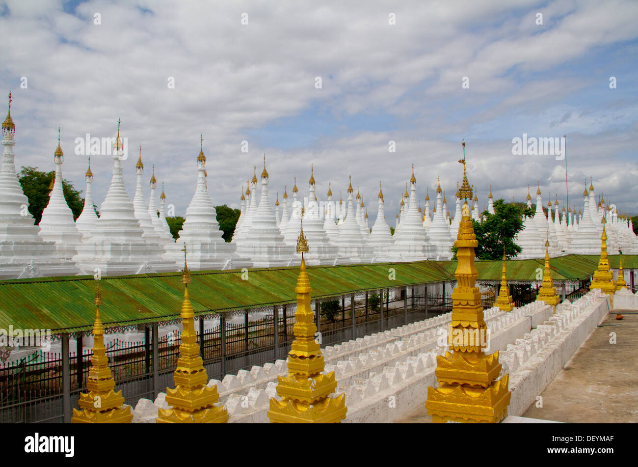 Stupas en Sandamuni Paya en Mandalay, Birmania. Foto de stock