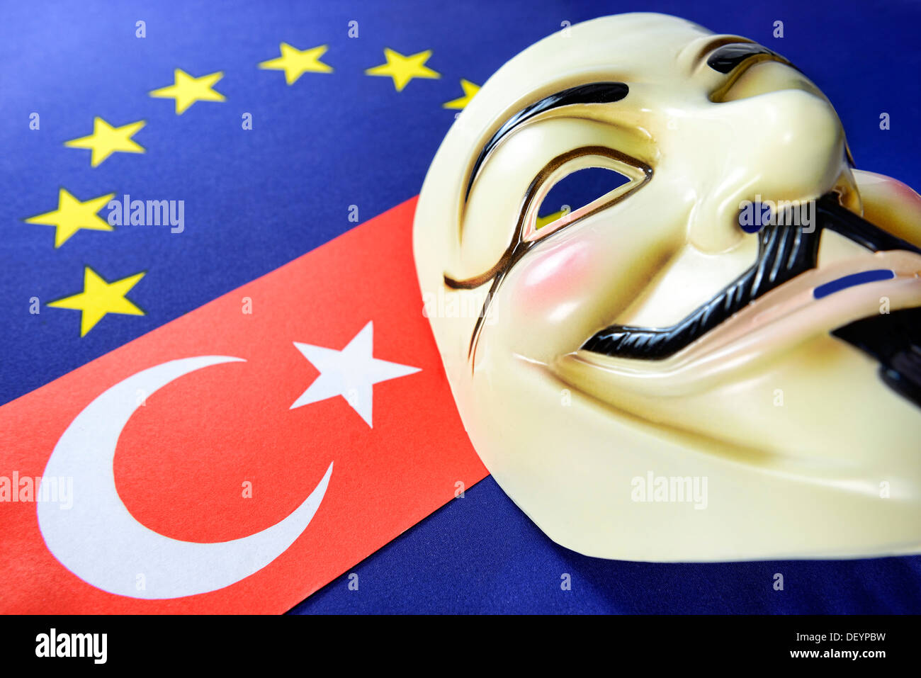 Turquía bandera, la bandera de la UE y ocupar la máscara, protestas civiles en Turquía, Türkei-Fahne, UE-Fahne und Occupy-Maske, Bürgerproteste in der T Foto de stock