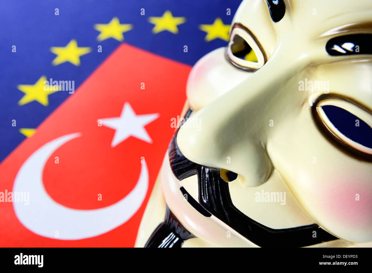 Turquía bandera, la bandera de la UE y ocupar la máscara, protestas civiles en Turquía, Türkei-Fahne, UE-Fahne und Occupy-Maske, Bürgerproteste in der T Foto de stock