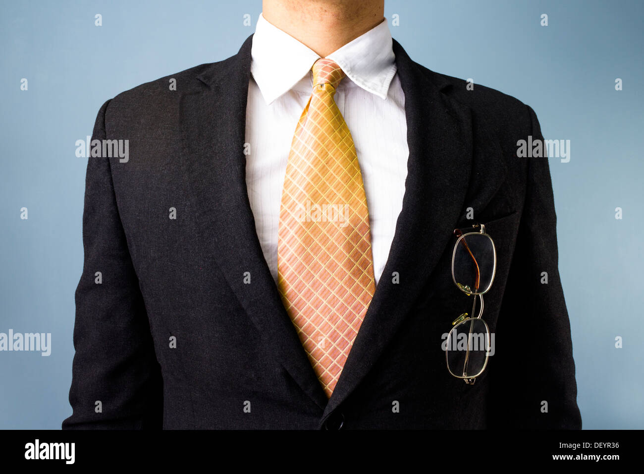 Cerca de hombre de negocios con sus gafas en su bolsillo delantero Foto de stock