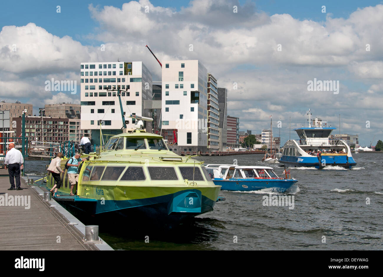 Hidroala rápido volando Ferry de conexión de agua en el Canal del Mar del Norte desde IJmuiden y la Estación Central de Amsterdam Foto de stock
