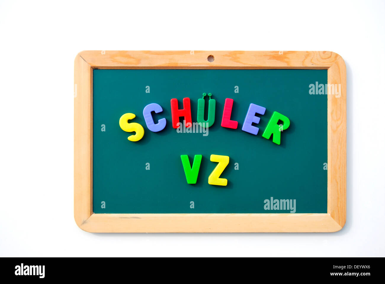 Schueler VZ, escrito con letras magnéticas coloridas en un pizarrón del  niño, una comunidad en línea para los niños de la escuela alemana  Fotografía de stock - Alamy