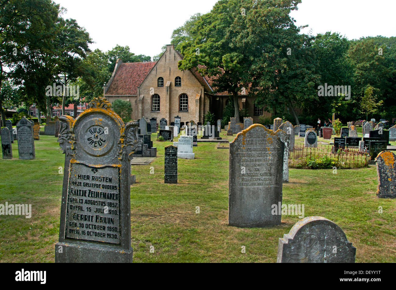 La Iglesia Reformada Holandesa Holanda Vlieland Grave Foto de stock