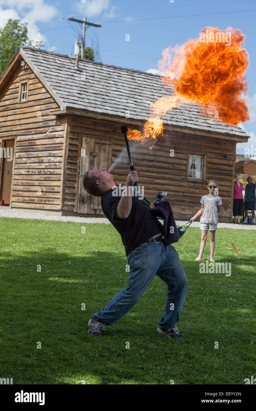 Incendio respiración entretenimiento en el Festival Medieval, Nueva York, el condado de Montgomery Foto de stock