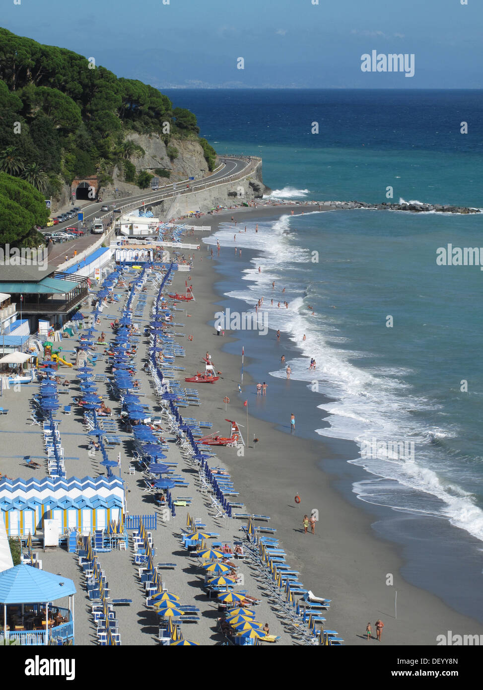 Vista general de Celle Ligure, cerca de Savona en la costa mediterránea de Liguria en Italia Foto de stock