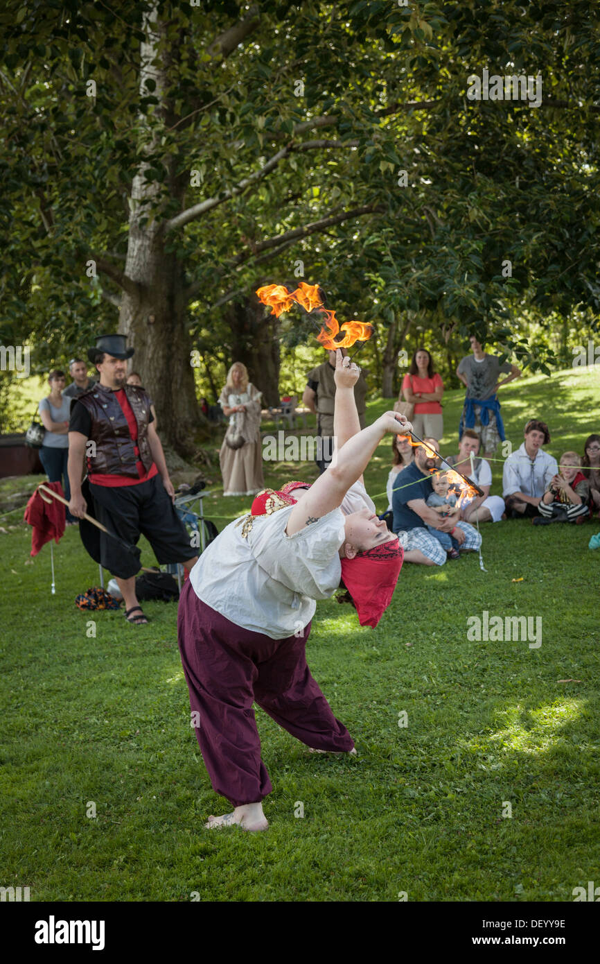 Incendio respiración entretenimiento en el Festival Medieval, Nueva York, el condado de Montgomery Foto de stock