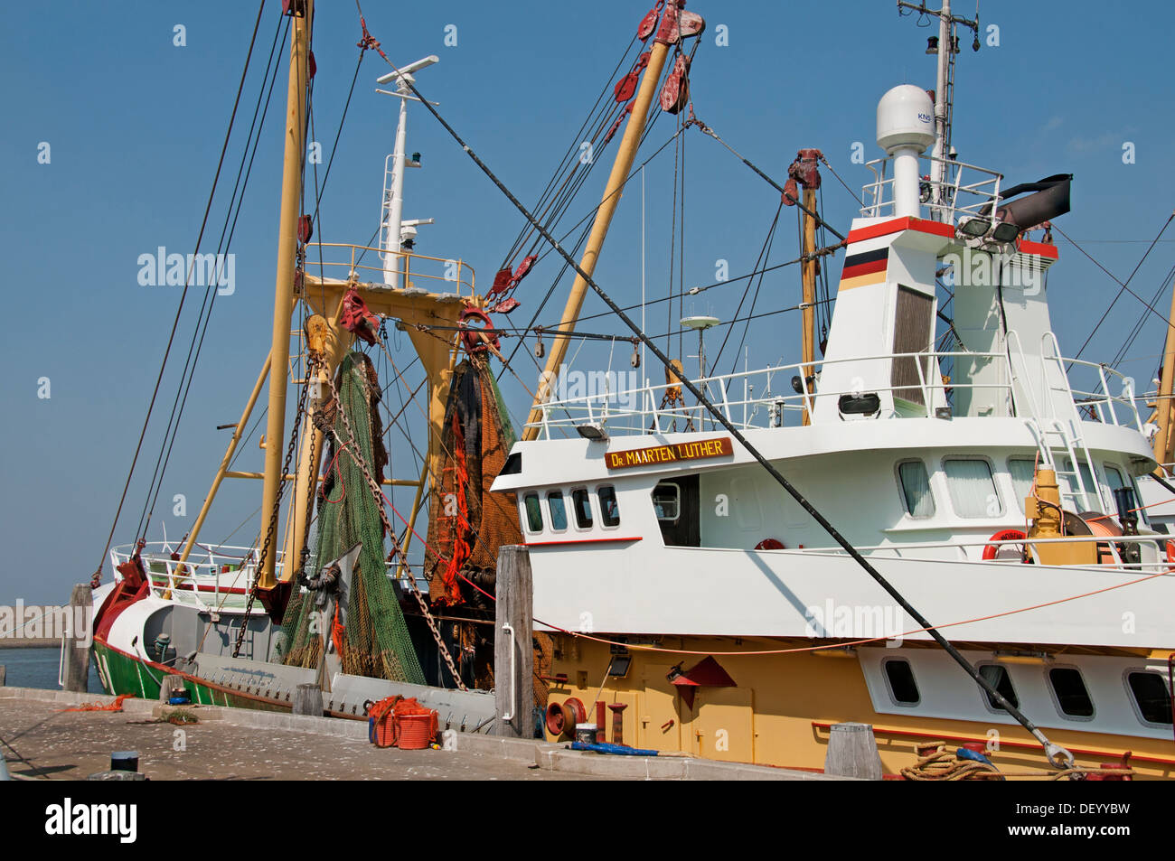 Harlingen puerto pesquero con una subasta de pescado, función y un puerto de origen para Harlingen en cortadoras Urker Holanda Frisia Foto de stock