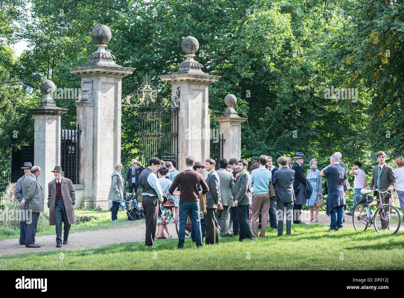 Cambridge, Reino Unido. 24 Sep, 2013. Actores de pie fuera de Clare College (Cambridge, Inglaterra), el 24 de septiembre de 2013. Esperaron para tomar parte en una sesión de la próxima película "La teoría del todo: la historia de Stephen Hawking', protagonizada por Eddie Redmayne como profesor Hawking. © miscelánea/Alamy Live News Foto de stock