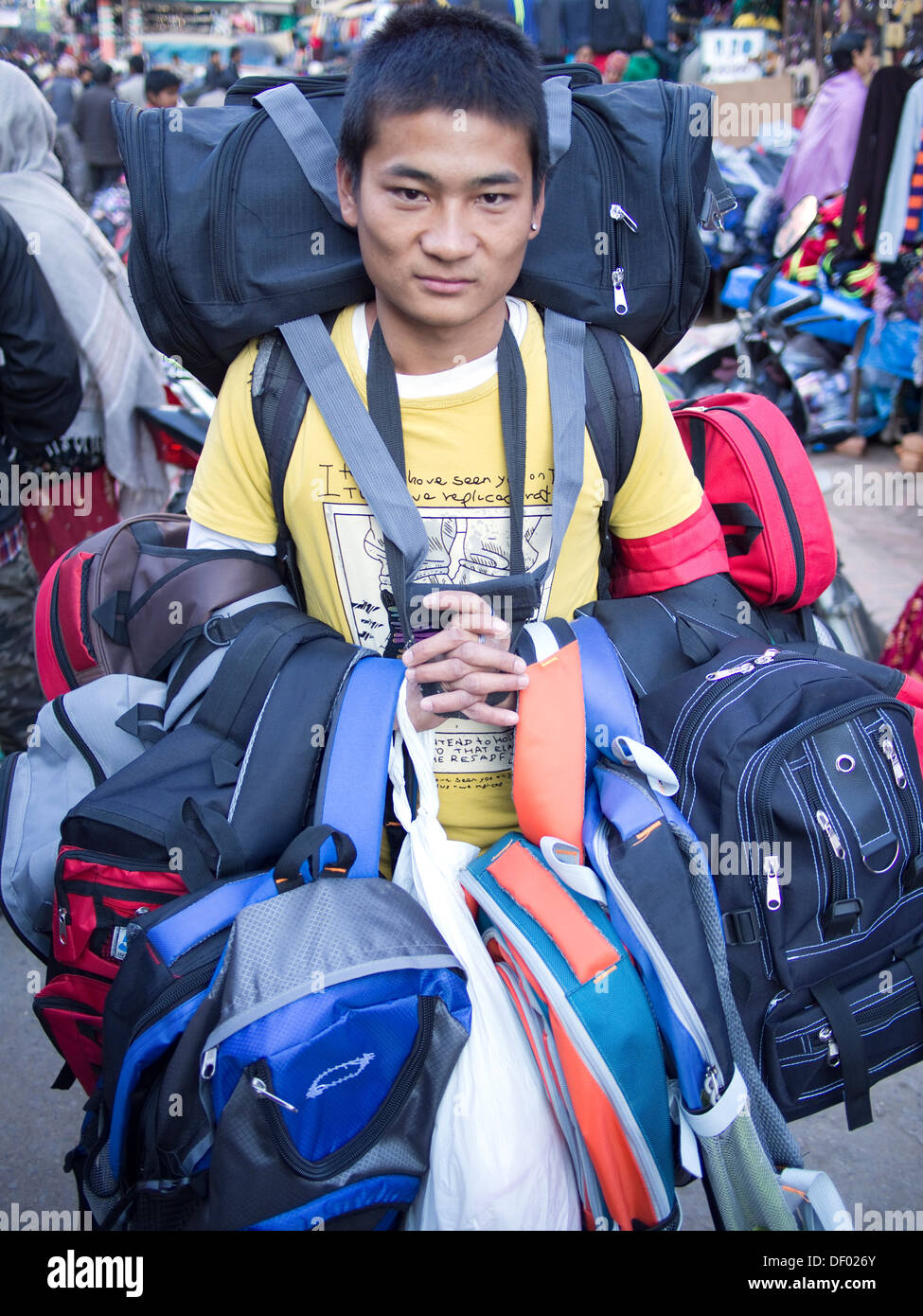 El cuerpo de un hombre está cubierto en mochilas que está vendiendo en  Patan, Nepal Fotografía de stock - Alamy