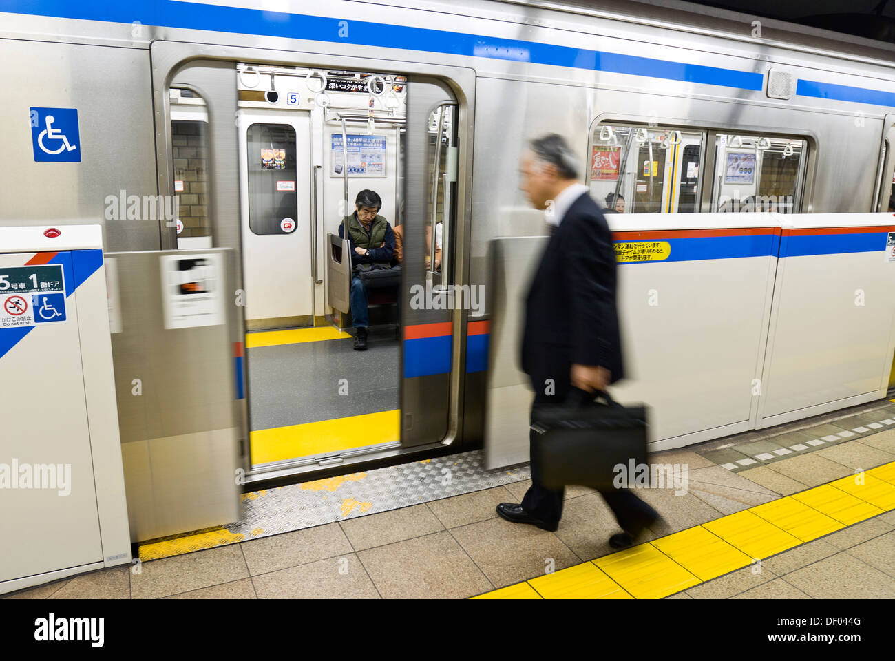 Estación de metro en la plataforma Suidobashi, Tokio, Japón, tiene puertas de seguridad abiertas sólo cuando el tren llega. Foto de stock