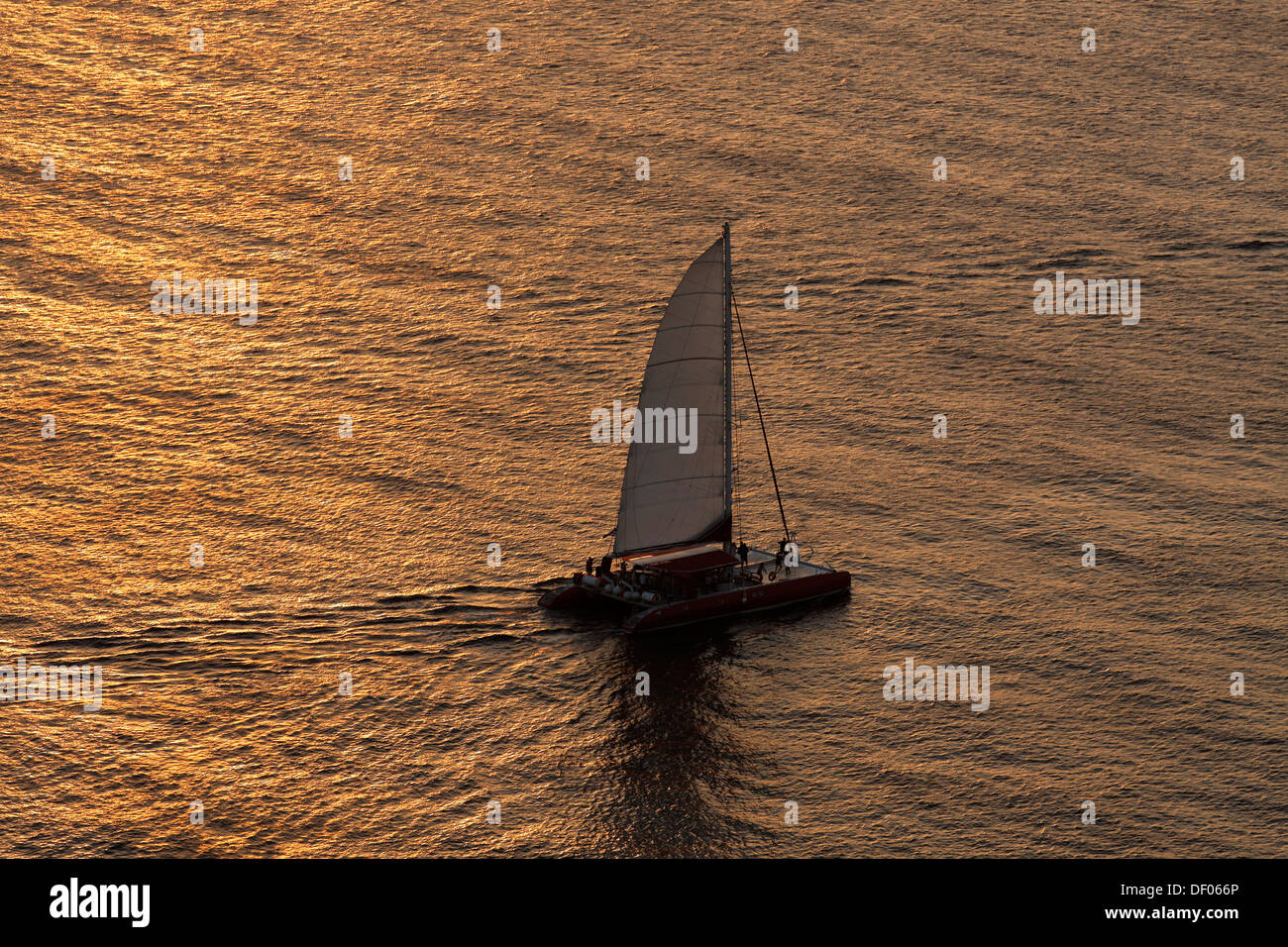 Catamarán en la luz de la tarde, oía, Santorin, Griechische Inseln, Alemania Foto de stock