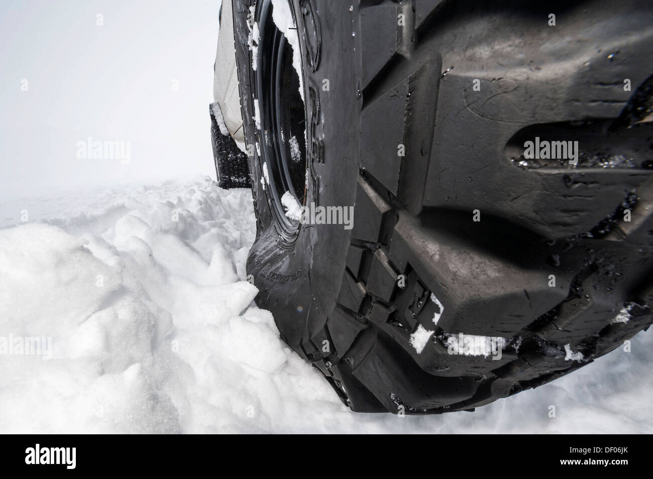 Super Jeep llantas con baja presión de aire para mejor agarre en nieve,  Islandia, Europa Fotografía de stock - Alamy