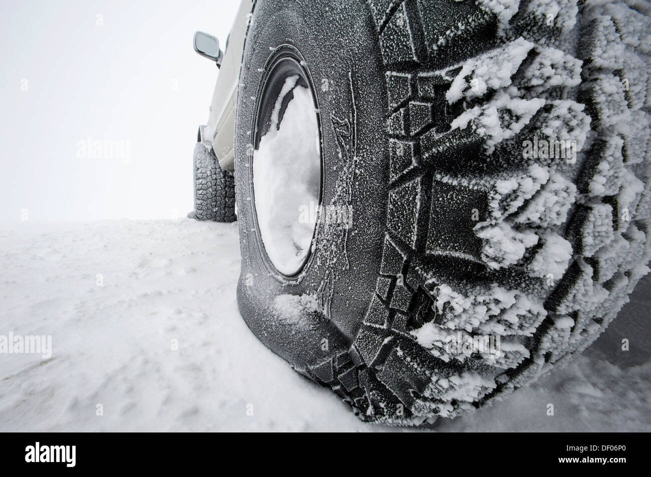 Super Jeep llantas con baja presión de aire para mejor agarre en nieve, Islandia, Europa Foto de stock