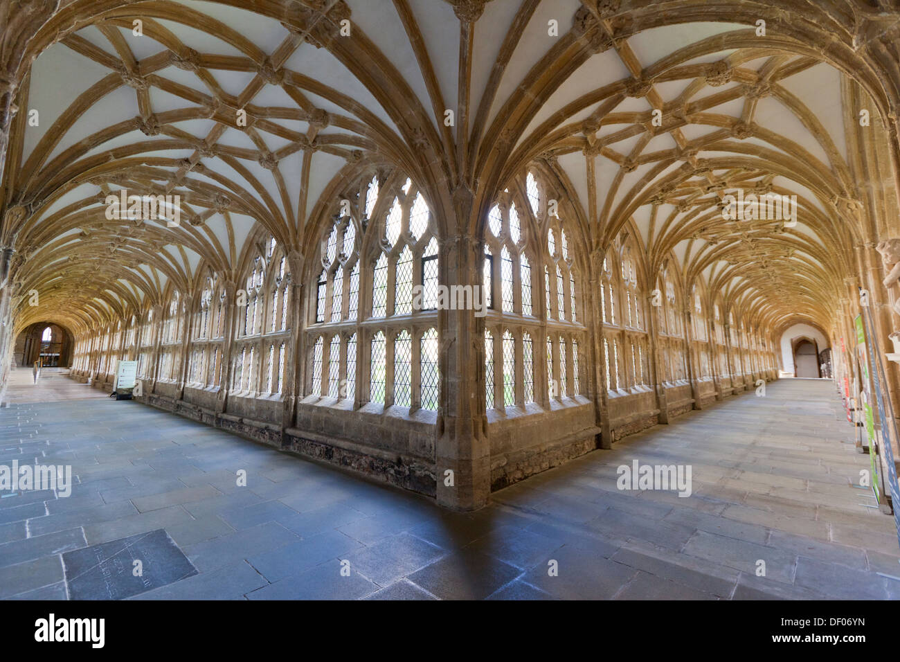 Baja, amplio ángulo de visión de los claustros en Wells Catedral de Wells, Somerset, Reino Unido Foto de stock