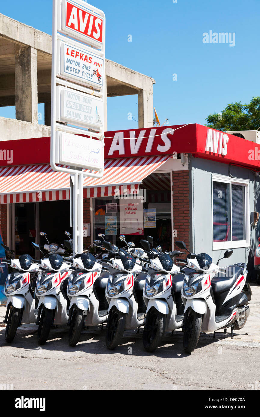 Avis alquiler de bicicletas motos tienda motos exterior delantero alinearon  Nidri Nydri Lefkada Lefkas isla griega Grecia Fotografía de stock - Alamy