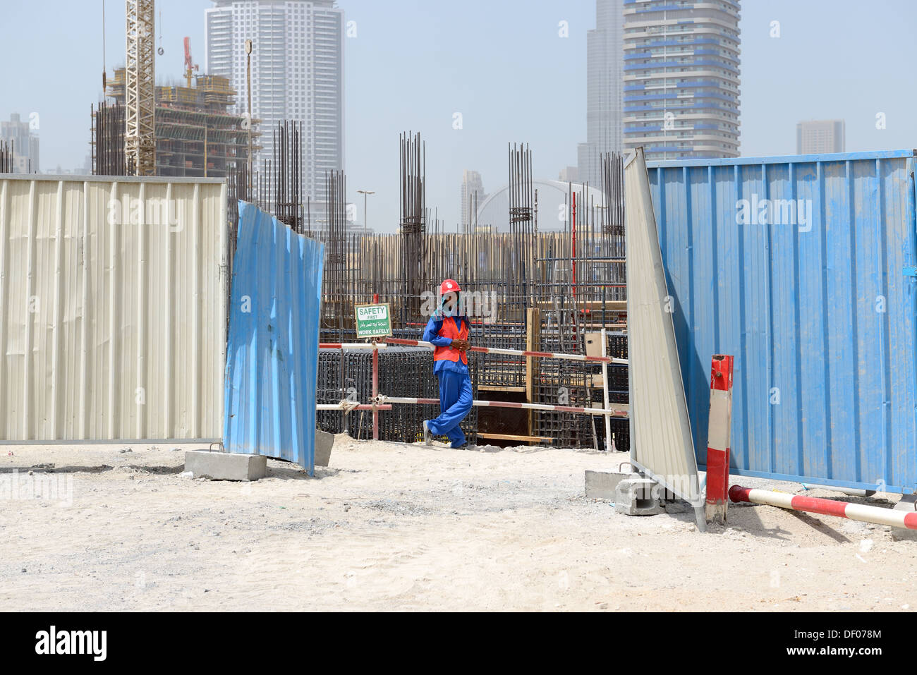 Un trabajador en el sitio de construcción en el centro de la ciudad de Dubai Foto de stock