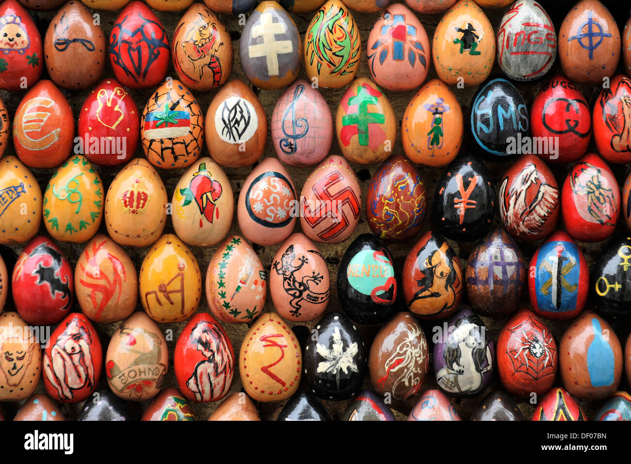 Los huevos pintados con diversos motivos, Venecia, Véneto, Italia, Europa Foto de stock