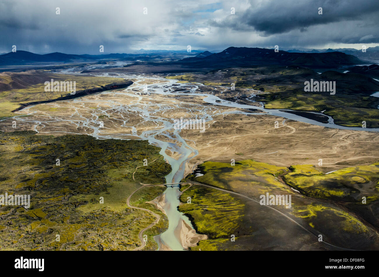 Vista aérea, Tungnaá río trenzadas, montañas de riolita, Landmannalaugar, zona de conservación Fjallabak, Islandés Highlands Foto de stock