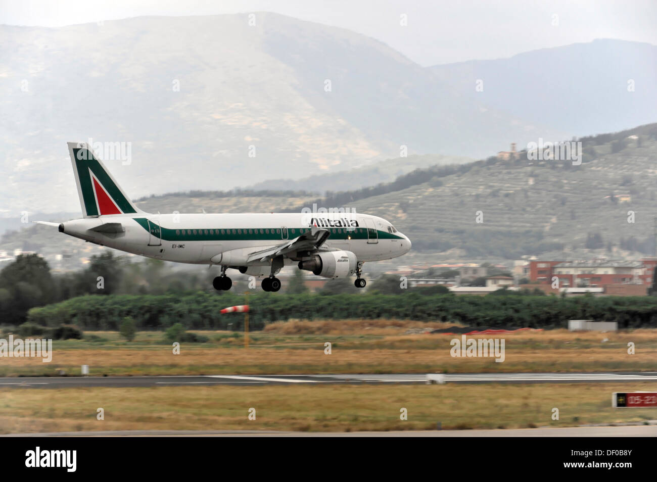 EI-IMC, Alitalia Airbus A319-112 durante el aterrizaje, el aeropuerto de Florencia, Toscana, Italia, Europa Foto de stock