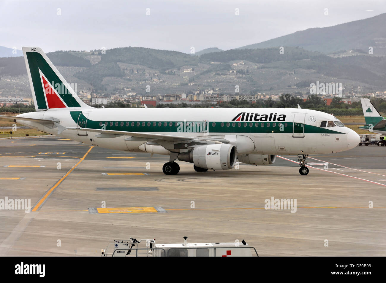 EI-IMC, Alitalia Airbus A319-112 durante el aterrizaje, el aeropuerto de Florencia, Toscana, Italia, Europa Foto de stock