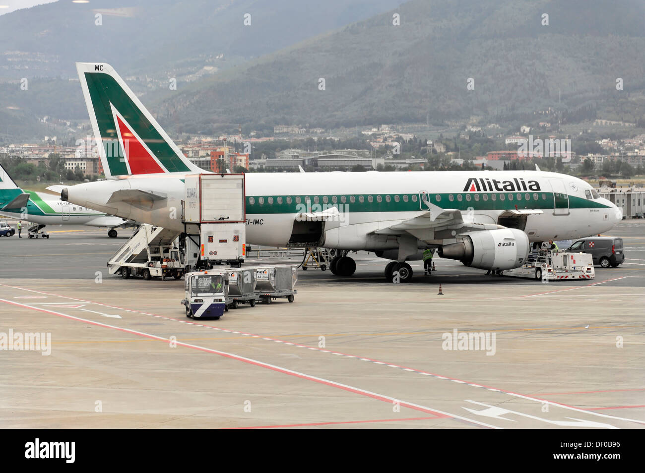 EI-IMC, Airbus A319-112 Alitalia después de aterrizar, el aeropuerto de Florencia, Toscana, Italia, Europa Foto de stock