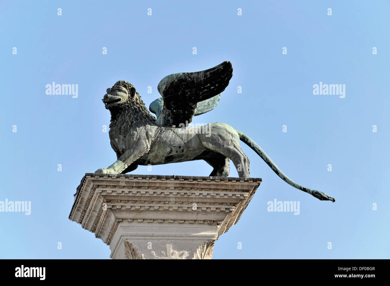 Columna, capital con el león alado de San Marcos, el santo patrono de Venecia, Piazzetta San Marco, la Plaza de San Marcos, en Venecia Foto de stock
