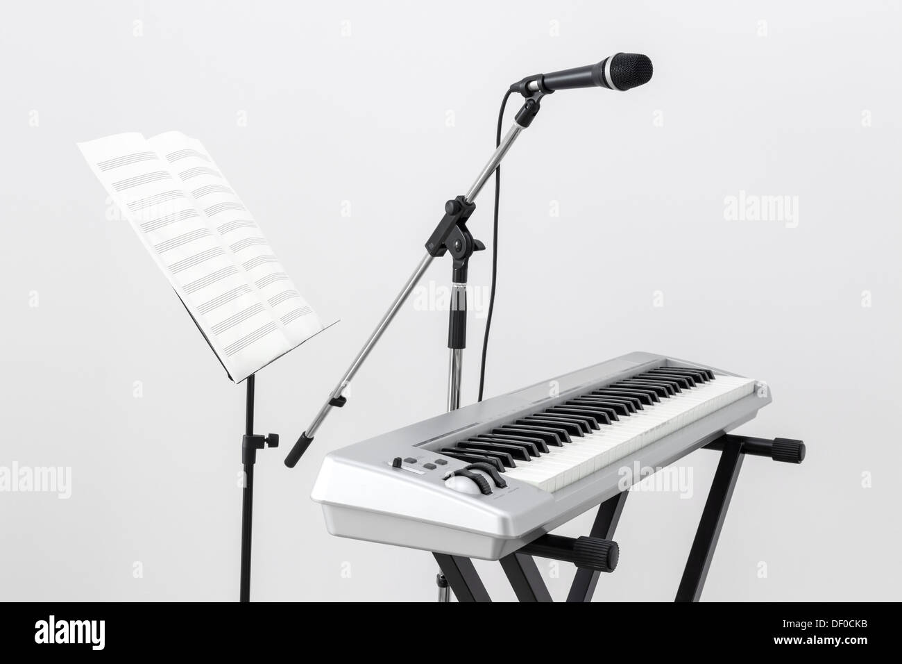 Electric piano microphone music stand fotografías e imágenes de alta  resolución - Alamy