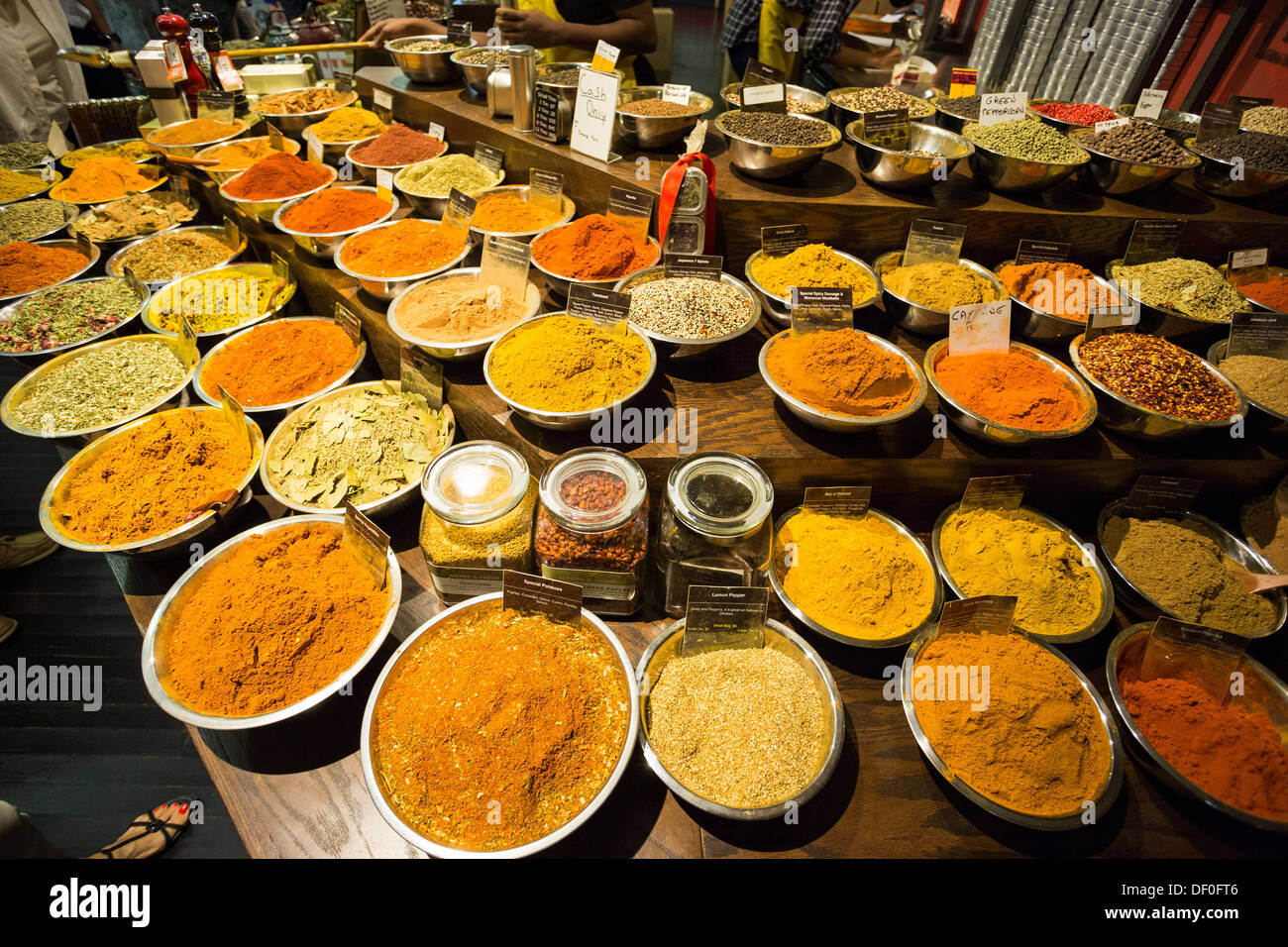 Especias y excitar tienda en el mercado de Chelsea, Nueva York, NY Foto de stock