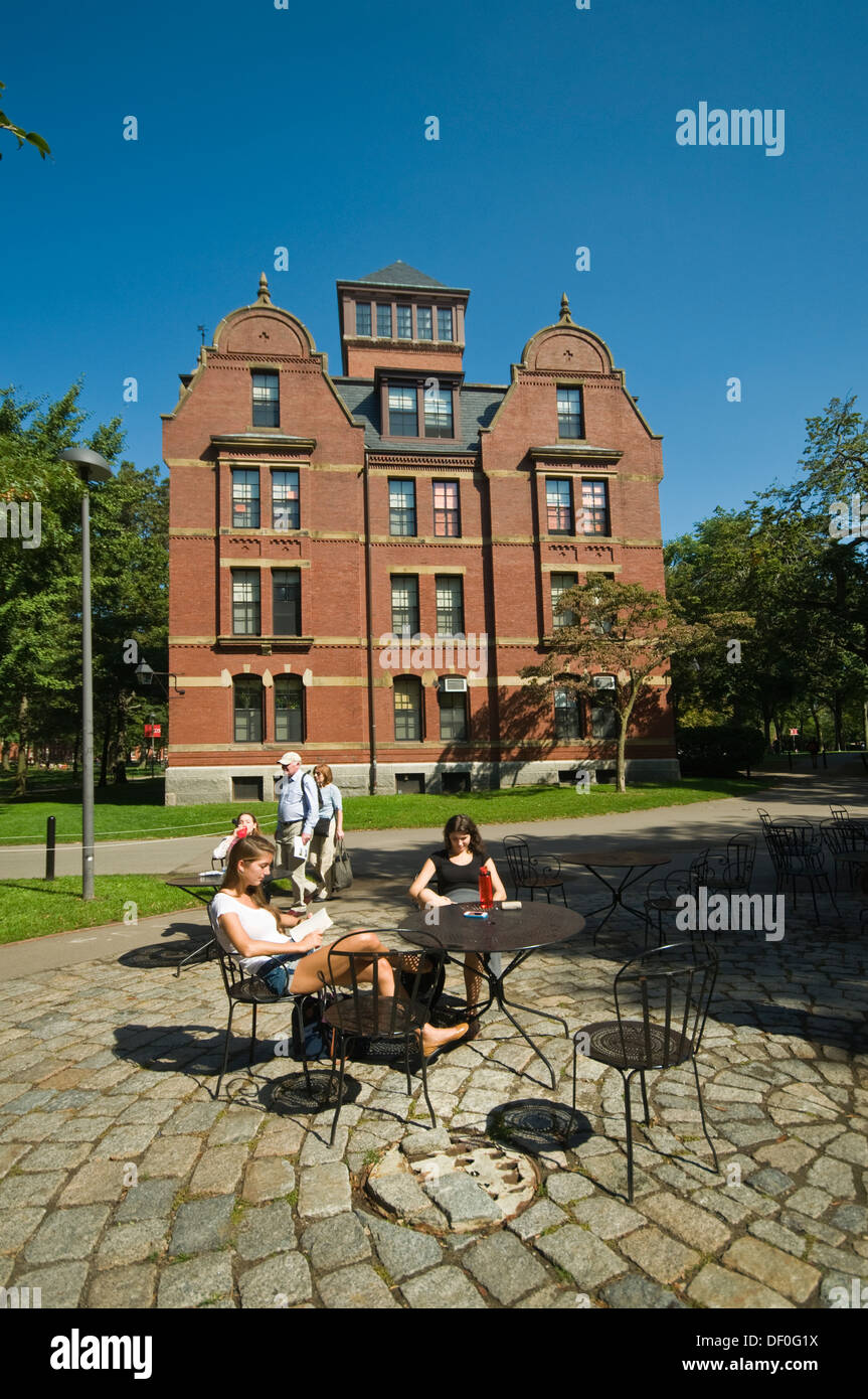 Estados Unidos de América, Estados Unidos, Nueva Inglaterra, Massachusetts, Cambridge, Harvard University, estudiantes en tablas en Harvard Yard Foto de stock