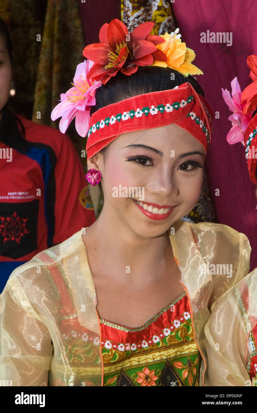 Colourful indonesian dress indonesia fotografías e imágenes de alta  resolución - Alamy