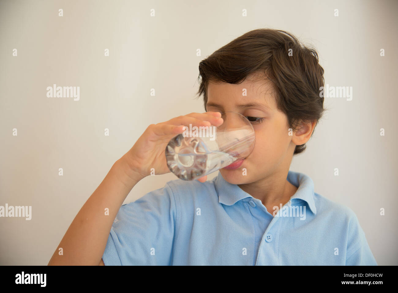 Foto de cerca niños bebiendo un vaso de agua