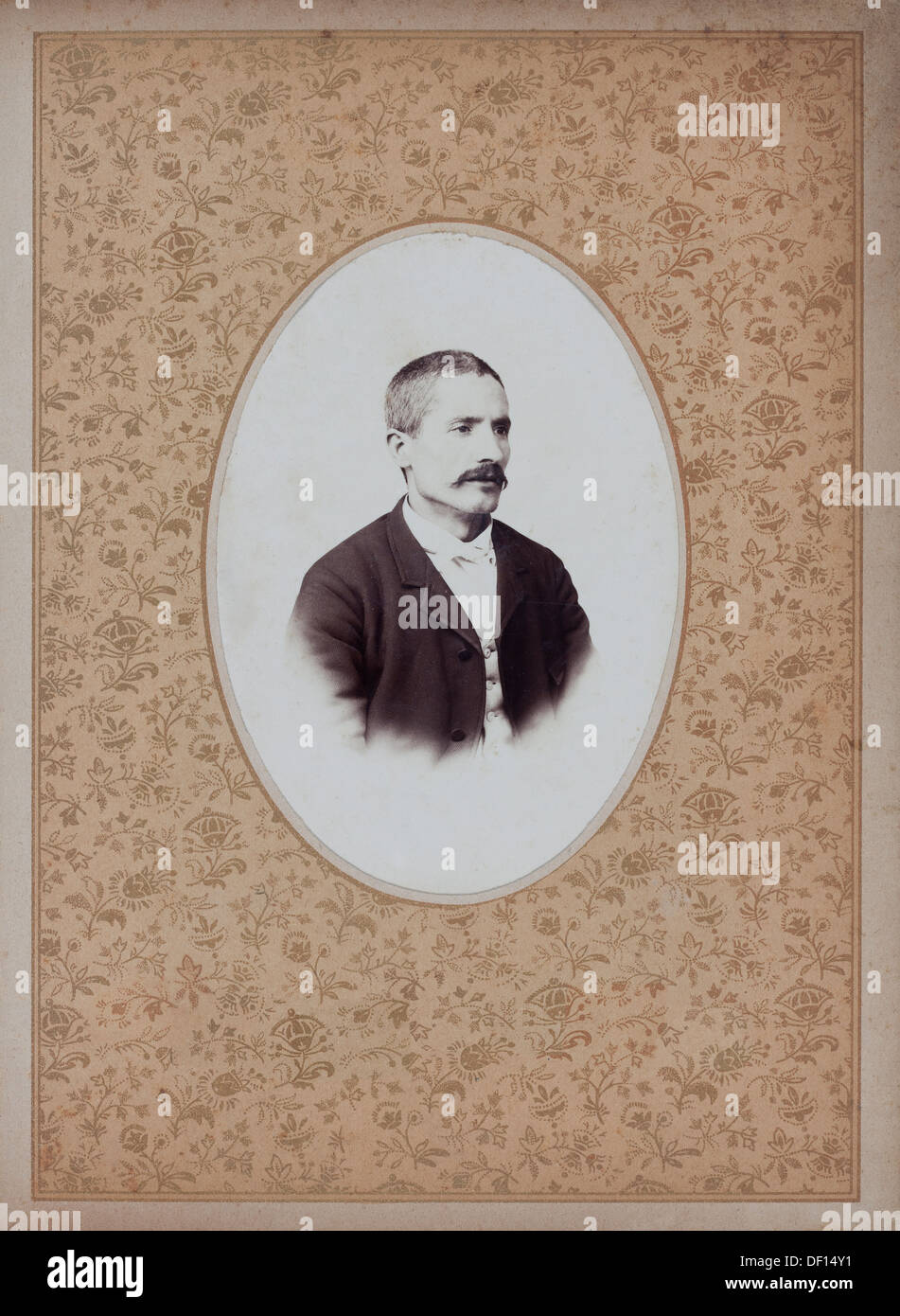 Retrato del hombre. Siglo XIX. Óvalo Passepartout antique y decoradas. Trazado de recorte. Foto de stock